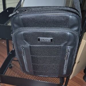 Kenneth Cole Reaction Black Messenger Bag with Durable Design
